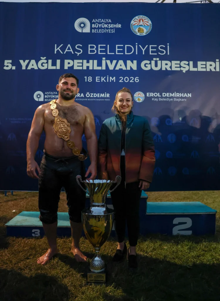 Büşra Özdemir kadın muhtarlarla Kaş Yağlı Güreşleri’ni izledi