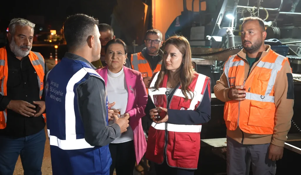 Antalya’da asfalt seferberliği: Büşra Özdemir gece mesaisindeki ekipleri ziyaret etti - Mega TV Baskan Vekili Busra Ozdemirden gece mesaisindeki asfalt ekiplerine ziyaret 2 1 - Mega TV