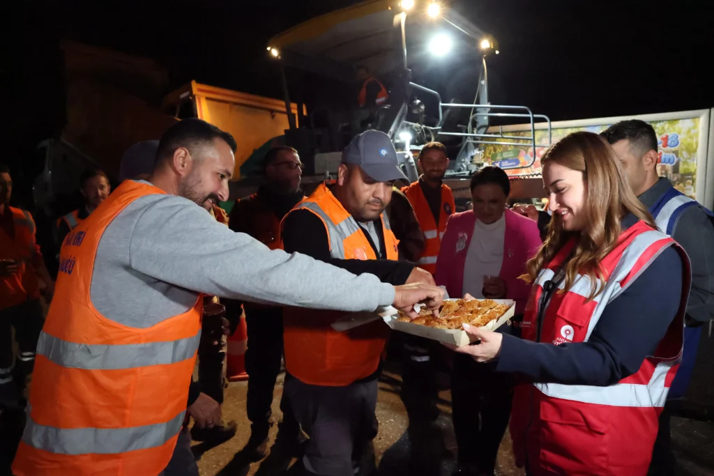 Antalya’da asfalt seferberliği: Büşra Özdemir gece mesaisindeki ekipleri ziyaret etti - Mega TV Baskan Vekili Busra Ozdemirden gece mesaisindeki asfalt ekiplerine ziyaret 2 - Mega TV