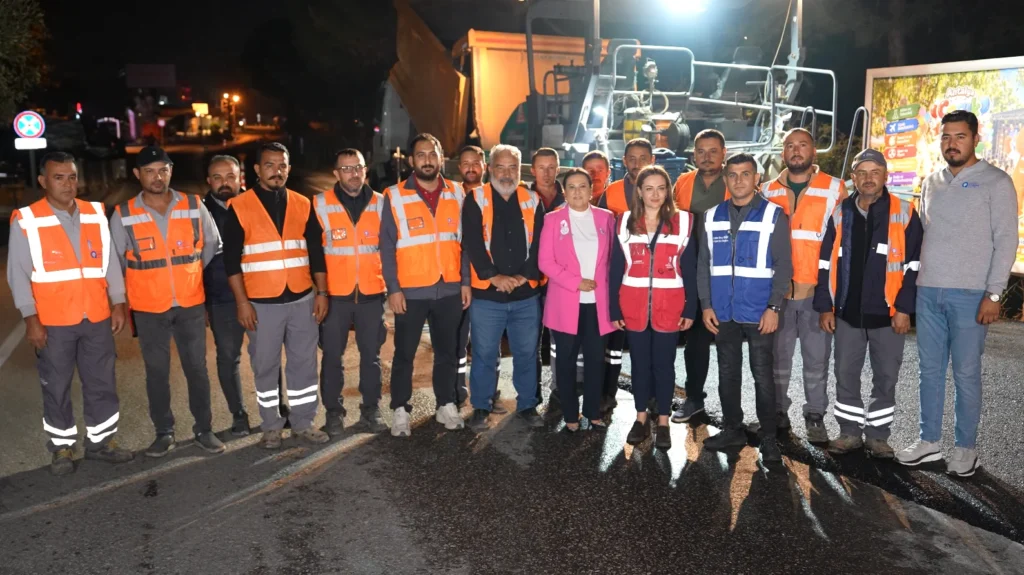 Antalya’da asfalt seferberliği: Büşra Özdemir gece mesaisindeki ekipleri ziyaret etti - Mega TV Antalya’da asfalt seferberliği: Büşra Özdemir gece mesaisindeki ekipleri ziyaret etti