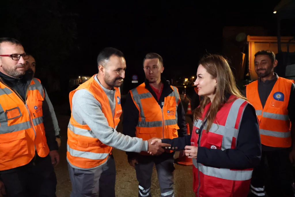 Antalya’da asfalt seferberliği: Büşra Özdemir gece mesaisindeki ekipleri ziyaret etti - Mega TV Baskan Vekili Busra Ozdemirden gece mesaisindeki asfalt ekiplerine ziyaret 3 - Mega TV