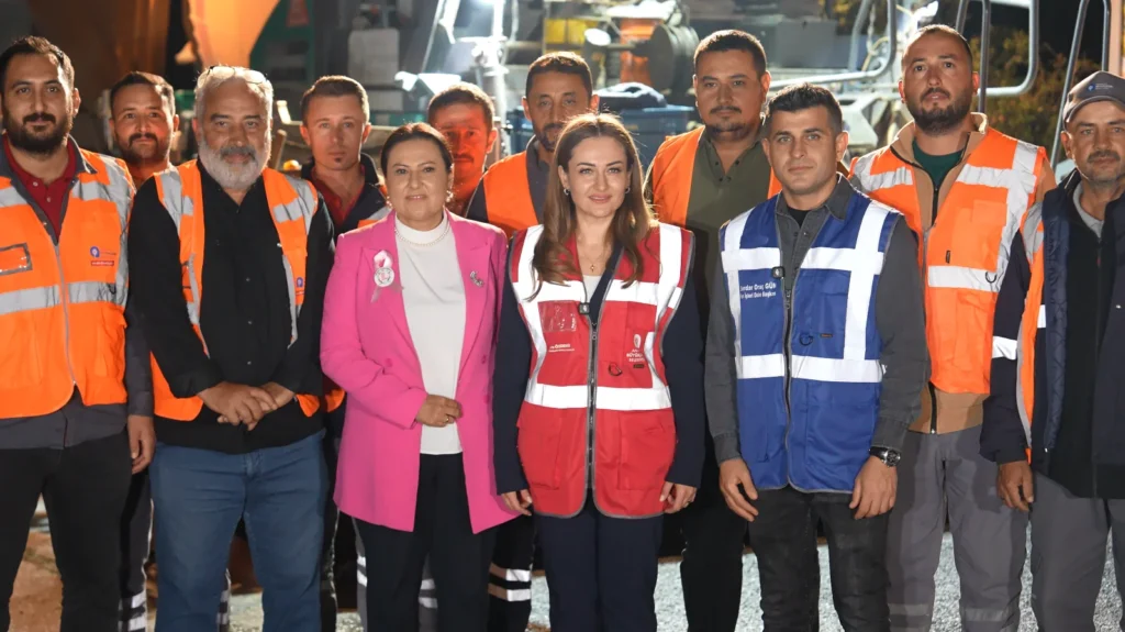 Antalya’da asfalt seferberliği: Büşra Özdemir gece mesaisindeki ekipleri ziyaret etti - Mega TV Baskan Vekili Busra Ozdemirden gece mesaisindeki asfalt ekiplerine ziyaret 4 - Mega TV