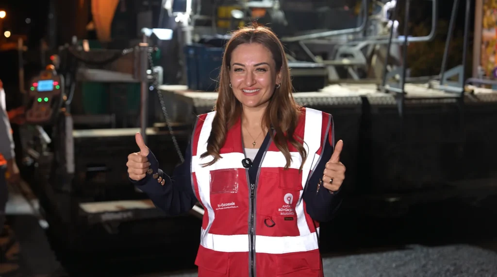 Antalya’da asfalt seferberliği: Büşra Özdemir gece mesaisindeki ekipleri ziyaret etti - Mega TV Baskan Vekili Busra Ozdemirden gece mesaisindeki asfalt ekiplerine ziyaret 5 - Mega TV