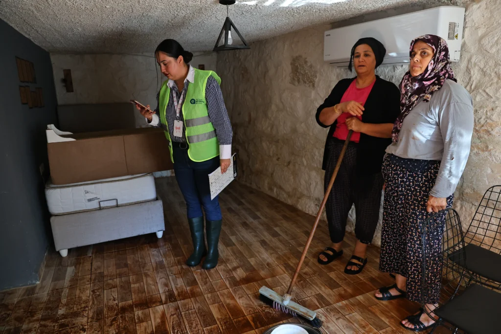 Büyükşehir Belediyesi’nden Demre’de sel mesaisi