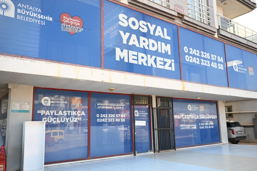Antalya Büyükşehir Belediyesi’nden ihtiyaç sahiplerine giysi ve eşya desteği - Mega TV Buyuksehir Sosyal Yardim Merkezinde ihtiyac sahiplerine destek 11 - Mega TV