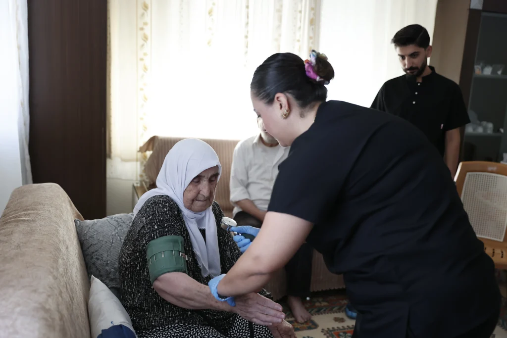Buyuksehirin Evde Saglik Hizmetleriyle vatandaslarin yuzleri guluyor 1 - Mega TV