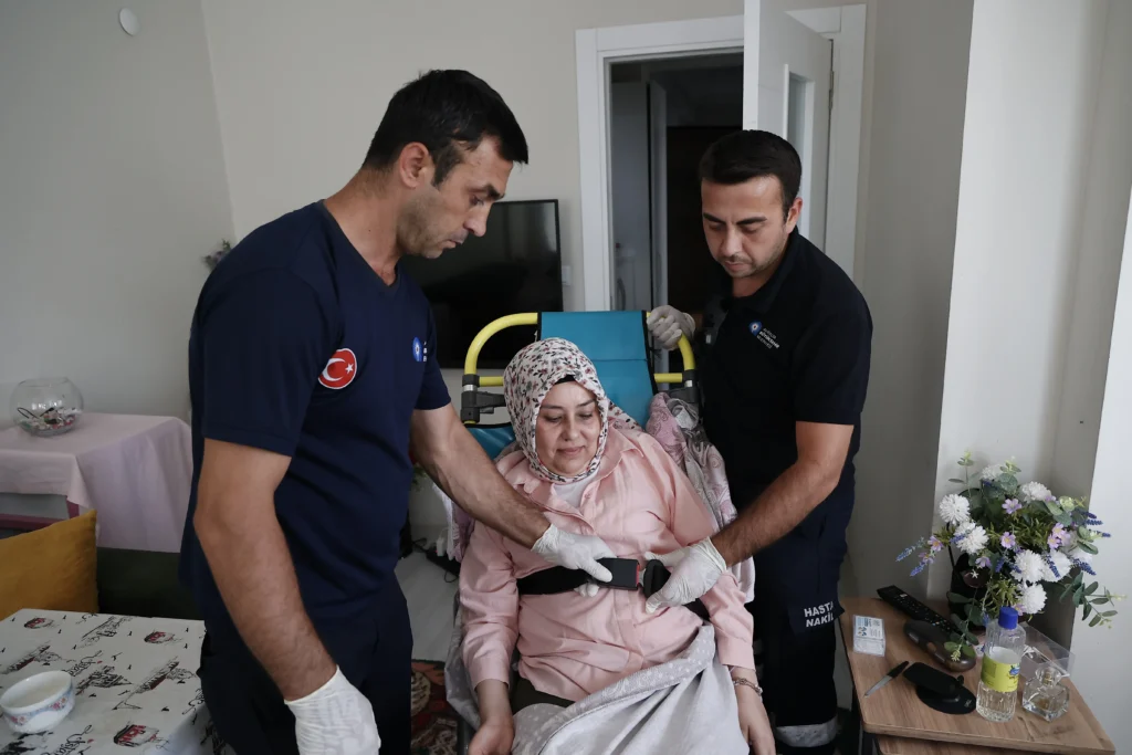 Büyükşehir’in Evde Sağlık Hizmetleriyle vatandaşların yüzleri gülüyor