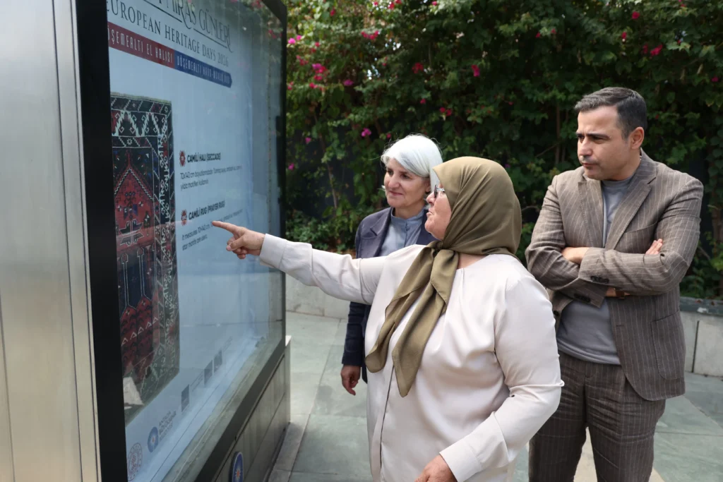Döşemealtı halıları Antalya Cumhuriyet Meydanı’nda sergileniyor - Mega TV CUN 0138 1 - Mega TV
