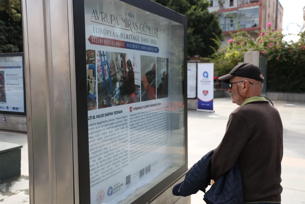 Döşemealtı halıları Antalya Cumhuriyet Meydanı’nda sergileniyor - Mega TV CUN 0173 1 - Mega TV