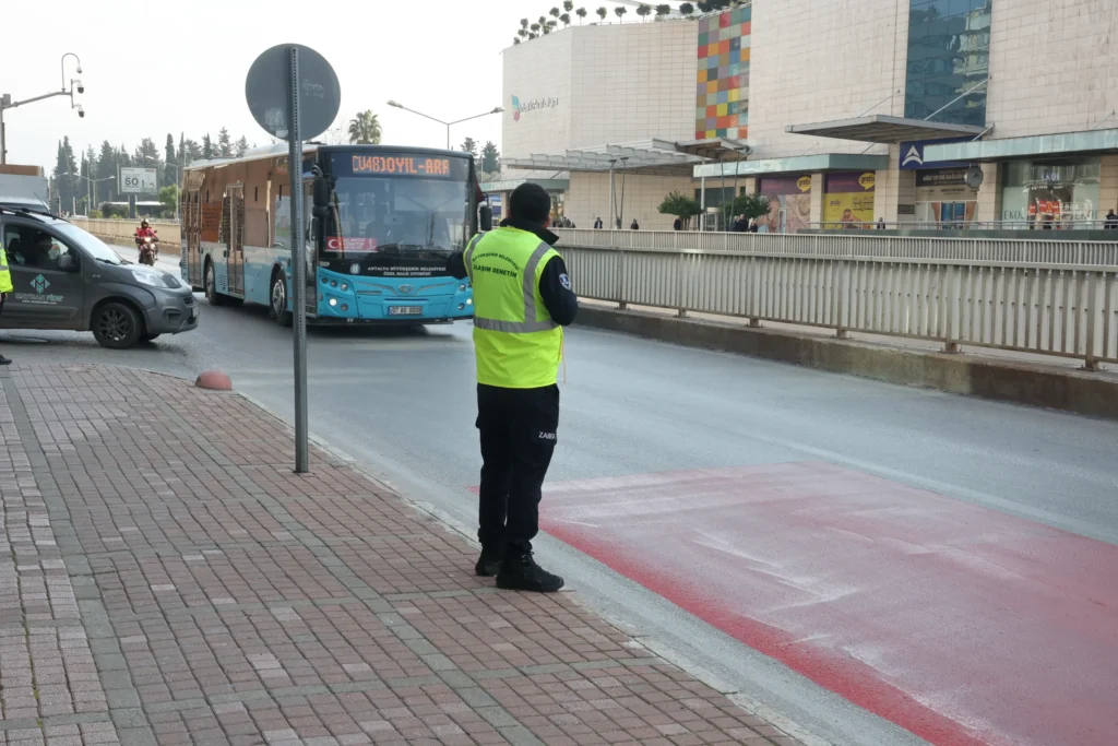 Antalya’da yağmur suyu alan özel halk otobüsüne bakım ve cezai işlem - Mega TV Ozel Halk Otobusu ne bakim ve cezai islem uygulandi 2 - Mega TV