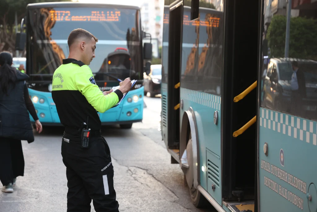 Antalya’da yağmur suyu alan özel halk otobüsüne bakım ve cezai işlem - Mega TV Ozel Halk Otobusu ne bakim ve cezai islem uygulandi 3 - Mega TV