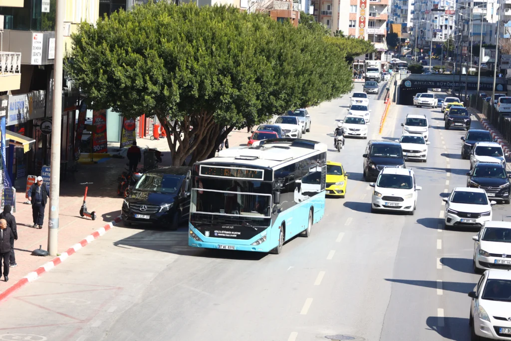 Antalya’da yağmur suyu alan özel halk otobüsüne bakım ve cezai işlem - Mega TV Ozel Halk Otobusu ne bakim ve cezai islem uygulandi 5 - Mega TV