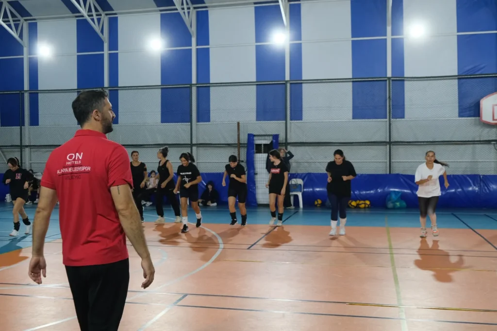 Alanya Belediyespor’da yetişkin voleybol antrenmanları sürüyor - Mega TV Alanya Belediyespor’da yetişkin voleybol antrenmanları sürüyor