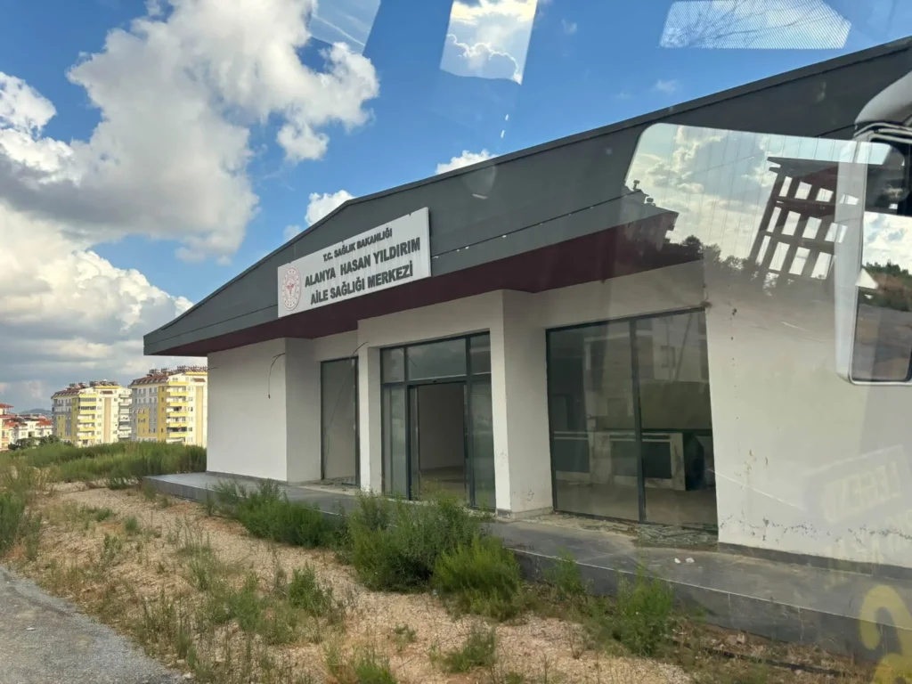 Şok iddialar! İskan verilmediği için açılamadığı iddia edilen Payallar Sağlık Ocağı’nın içler acısı hali