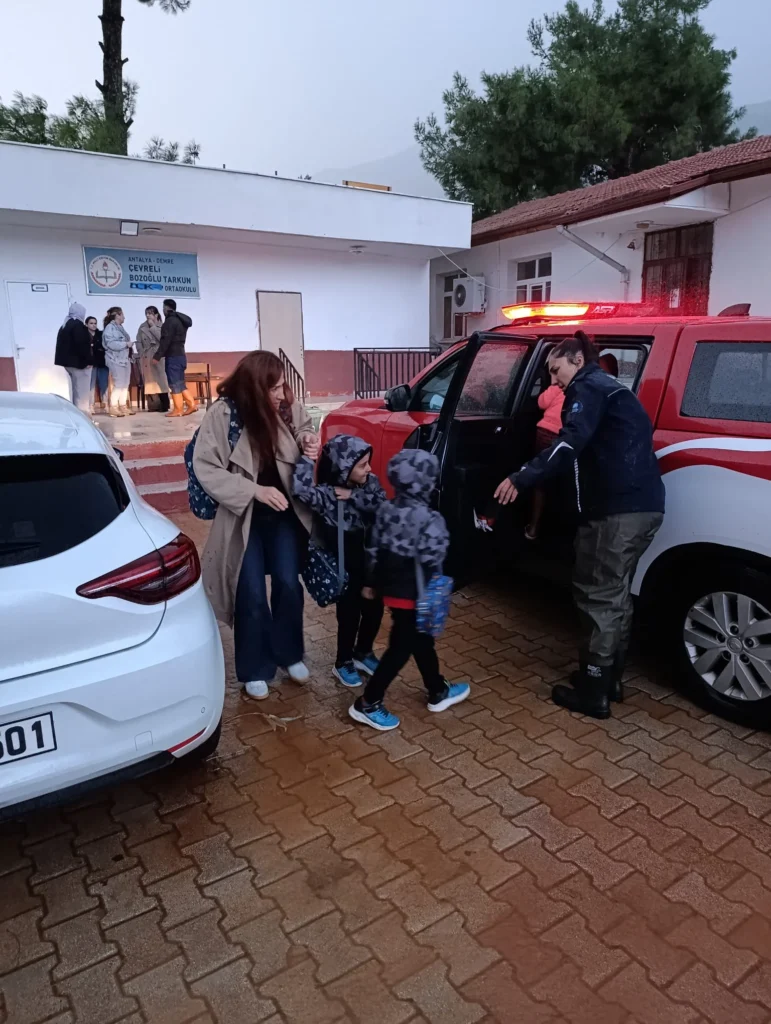 Antalya Büyükşehir Belediyesi sağanak yağışa karşı 478 personel ve 347 iş makinesiyle sahada - Mega TV Antalya Büyükşehir Belediyesi sağanak yağışa karşı 478 personel ve 347 iş makinesiyle sahada