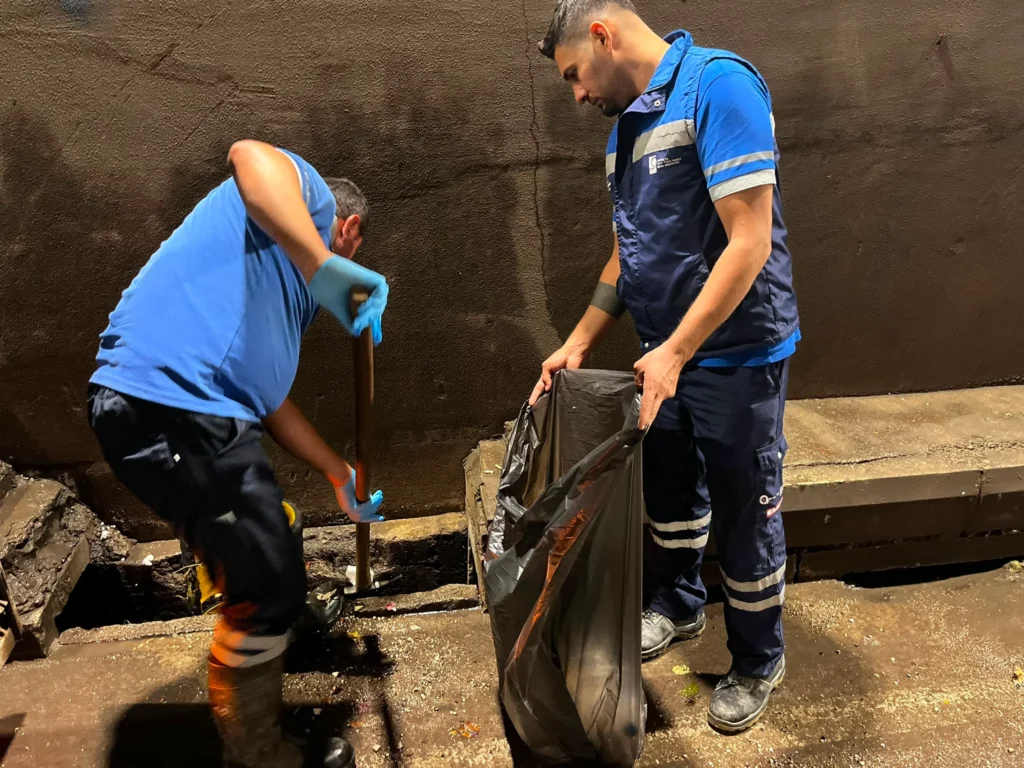 Antalya Büyükşehir Belediyesi sağanak yağışa karşı 478 personel ve 347 iş makinesiyle sahada - Mega TV Yagmur mudahale 11 - Mega TV